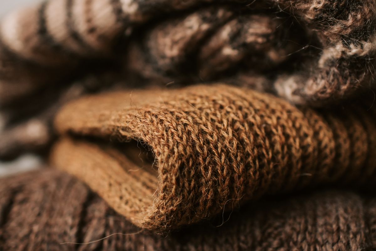 Close-up of a knitted surface showing small balls of fibre on the yarn